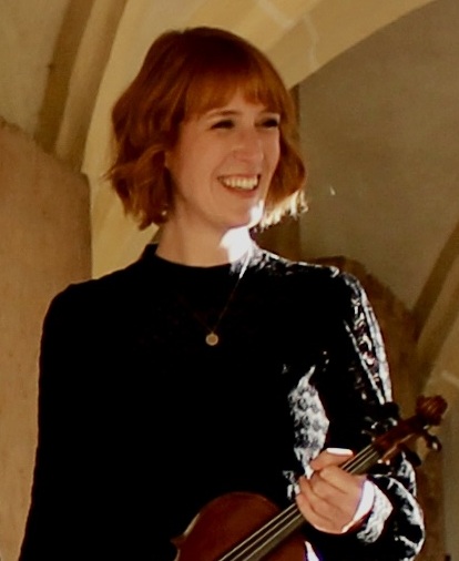 Sarah Emmert mit einer Geige