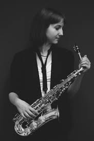 Maria Anisimova mit Saxophon