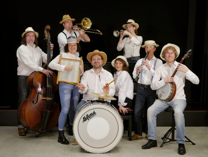 Die Teachers' Union Dixie Gang: Heinz Lichtmannegger (Kontrabass), Elena Rieser (Waschbrett), Bernhard Lackner (Posaune), Jaroslaw Rafalsky (Schlagzeug), Madlen Seger (Klavier), Jutta Gerl (Trompete), Tamás Puskás (Klarinette), Simon Nagl (Banjo).