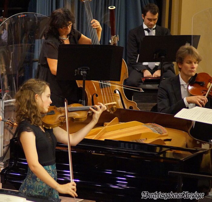 Julia Schuster an der Geige mit den Bad Reichenhaller Philharmonikern. 