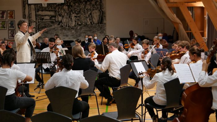 Bertram Weihs dirigiert das Ensemble Crescendo