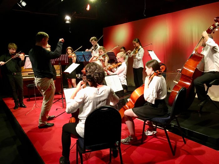 Ensemble Crescendo beim Auftritt in der Theaterfabrik