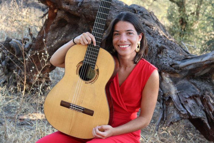 Inês Sousa mit ihrer Gitarre.